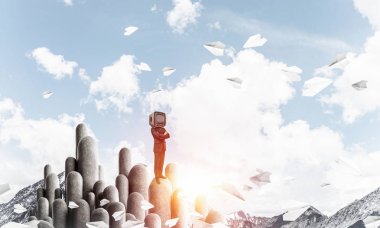 Kağıt uçaklar güzel manzara ile arka plan üzerinde uçan arasında taş sütunlar üzerinde dururken kafasına silah tutmak yerine eski bir Tv ile takım elbiseli işadamı geçti. 3D render.