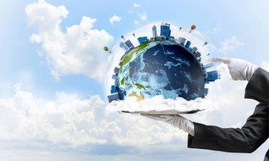 Dünya küre metal tepside sunulması ve üzerinde arka plan üzerinde bulutlu gökyüzü ile işaret beyaz eldivenli elinde garsonun kırpılmış görüntü. 3D render. Bu görüntü unsurları Nasa tarafından döşenmiştir.