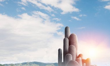 Açık havada, arka planda güzel manzaralı yüksek ve büyük taş sütunların görüntüsü. Duvar kağıdı, telif alanı olan arkaplan.