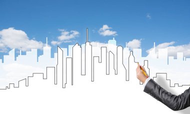 Kalem inşaat projesinde çalışan kadın tasarımcının eli