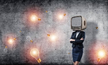 Arka plan üzerinde duran kesimine uçan arasında ve gri karanlık Duvar ile iş kadını kıyafetli kafa silah tutmak yerine eski Tv ile geçti.