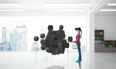 Sanal kask takan ve küp şekline bakan rahat giyimli genç bir kadın. 3d oluşturma