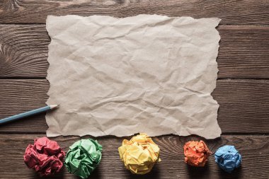 Buruşuk kahverengi kağıt levha ve kalem ahşap tablo