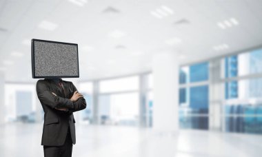 Baş ofis binası içinde dururken geçti silah tutmak yerine TV elbiseli işadamı resim kırpılmış.