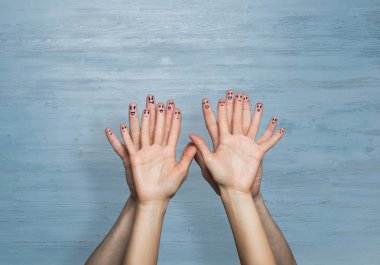 Aşkı ve mutluluğu temsil eden kadın ve erkeğin elleri