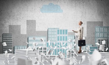 Belgeleri arka plan üzerinde kabataslak cityscape manzaralı uçan arasında takım elbise daimi bir iş kadını. Karışık teknik.