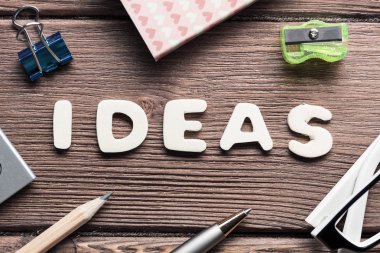 Ahşap yüzey üzerinde iş öğeleri ile çalışma alanı'nın Üstten Görünüm