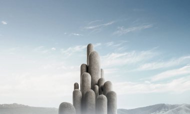 Açık havada, arka planda güzel manzaralı yüksek ve büyük taş sütunların görüntüsü. Duvar kağıdı, telif alanı olan arkaplan.