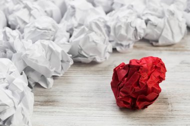 Bir takım buruşuk kağıt toplar ve tek renkli