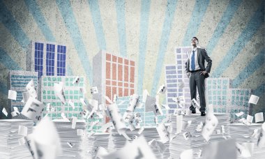 Takım elbiseli kendine güvenen işadamı şehir manzarası çizilmiş uçuş kağıtları arasında bir yığın belgenin üzerinde duruyor. Karışık ortam.