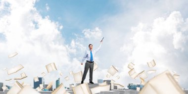 Clear sky kitaplarla arka plan üzerinde uçan arasında duran el kitabı ile uydurarak iş adamı. Karışık teknik.