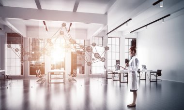 Yatay bir kadeh parlak hastane binası içinde sosyal ağ yapısı ile çalışan genç kadın doktor. Modern tıp sektöründe kavramsal görüntü