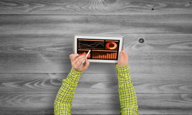 Diyagramlar ve grafikler ekran ile tablet pc kullanarak kız el Üstten Görünüm