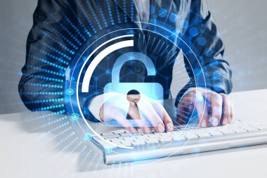 Kadın el bilgisayar klavye ve kilit simgesini kullanarak ekranda yakın çekim