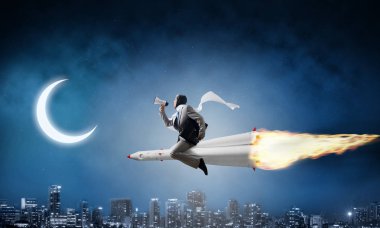 Arka plan üzerinde moon ile gece cityscape ve mavi karanlık gökyüzü ile roket üzerinde uçan takım elbiseli genç işadamı kavramsal görüntü.