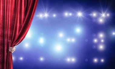 İşadamı el açık kırmızı kadife perde sahne alanı'nın yakın çekim