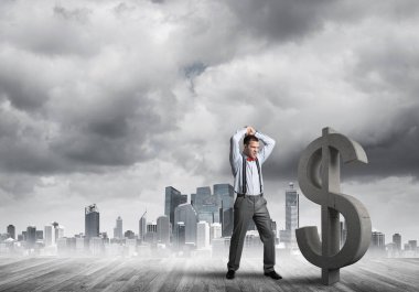 Öfkeli genç işadamı taş gibi bir sembolle kaza yapacak.