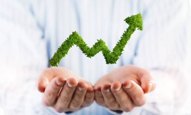 Avuç içi işadamı sunan yeşil bitki büyüyen grafik şeklinde uygun. Karışık teknik
