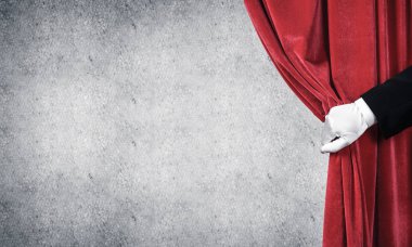 Beyaz eldiven açık kırmızı kadife perde elinde, yakın çekim