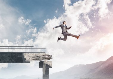 Kocaman bir boşluk içinde beton köprü üstünden atlayarak zorlukların üstesinden sembolü olarak iş adamı. Hava ve doğa arka planda görüntüleyin. 3D render.