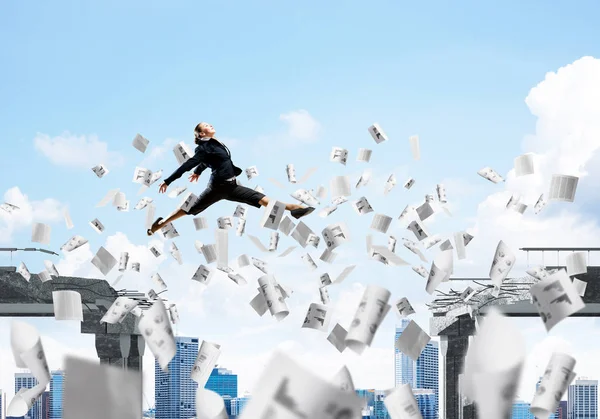 Mujer Negocios Saltando Sobre Brecha Con Documentos Papel Volador Puente — Foto de Stock