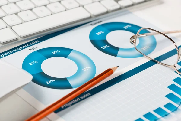 Lugar Trabajo Empresarial Con Ratón Teclado Papeles Con Gráficos Diagramas — Foto de Stock