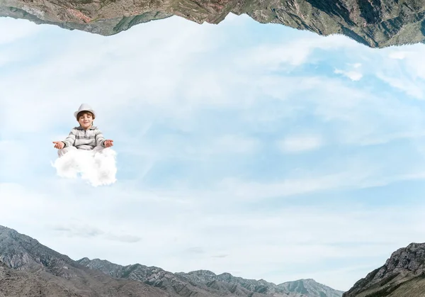 กหน ดตาและมองสมาธ ในขณะท สมาธ บนเมฆในอากาศ ระหว างสองโลกธรรมชาต — ภาพถ่ายสต็อก