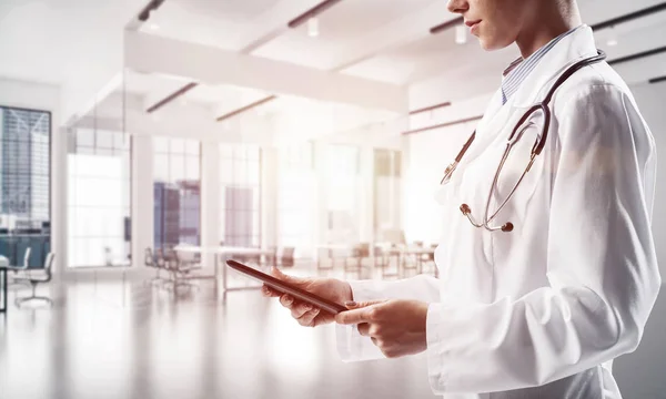 Visão Lateral Jovem Empregado Indústria Médica Segurando Tablet Nas Mãos — Fotografia de Stock