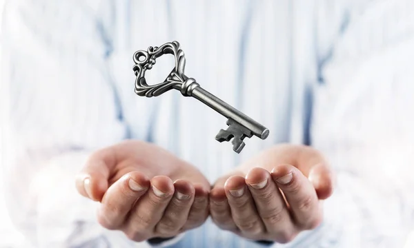 Großaufnahme Von Geschäftsleuten Die Alte Schlüssel Als Symbol Für Den — Stockfoto