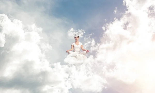 Fehér Ruhát Megtartása Szeme Zárva Keres Koncentrált Miközben Elmélkedünk Felhők — Stock Fotó