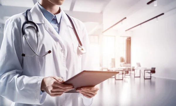 Nahaufnahme Einer Jungen Medizinischen Angestellten Weißen Anzug Mit Tablet Während — Stockfoto