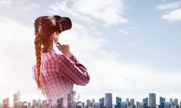 Jonge Kaukasische Vrouw Virtual Reality Helm Tegen Stadsgezicht Achtergrond — Stockfoto