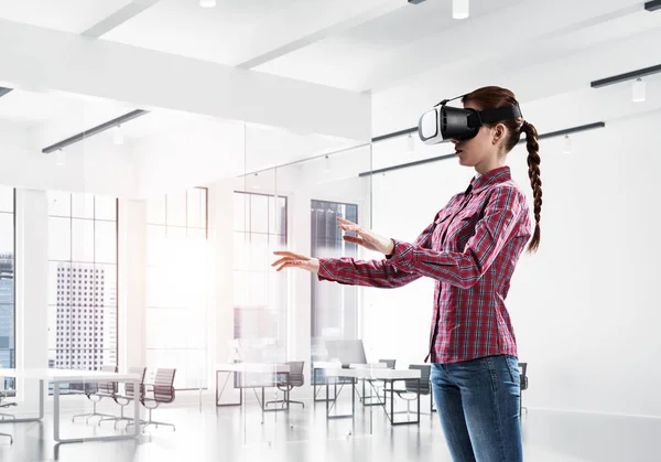 Jonge Vrouw Met Virtual Reality Helm Modern Kantoorinterieur Gemengde Media — Stockfoto