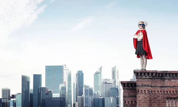 Молода Дівчина Супергеройському Костюмі Стоїть Даху Будівлі Змішані Носії — стокове фото