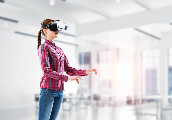 Jonge Vrouw Met Virtual Reality Helm Modern Kantoorinterieur Gemengde Media — Stockfoto