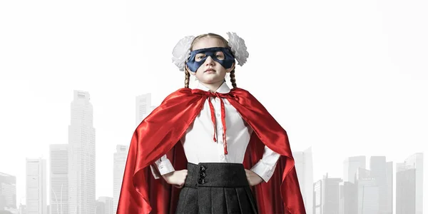 マスクとケープで少し自信を持って子供がクールなスーパー ヒーローを果たしています — ストック写真