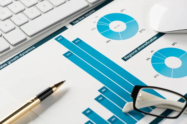 Negócio Local Trabalho Com Mouse Teclado Papéis Com Gráficos Diagramas — Fotografia de Stock