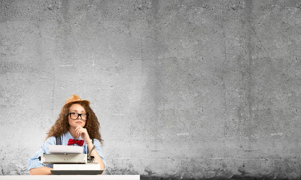 Junge Und Schöne Schriftstellerin Mit Hut Und Brille Mit Schreibmaschine — Stockfoto