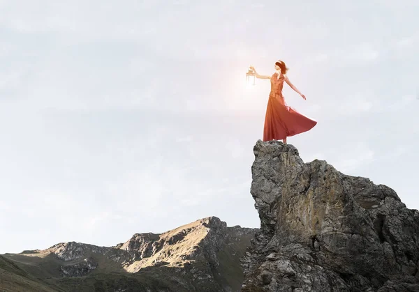 Giovane Donna Bendata Con Lanterna Piedi Sulla Cima Della Roccia — Foto Stock