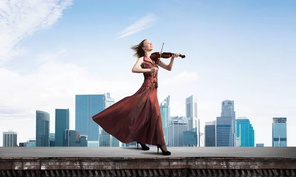 Jeune Fille Attrayante Jouant Violon Sommet Bâtiment Techniques Mixtes — Photo