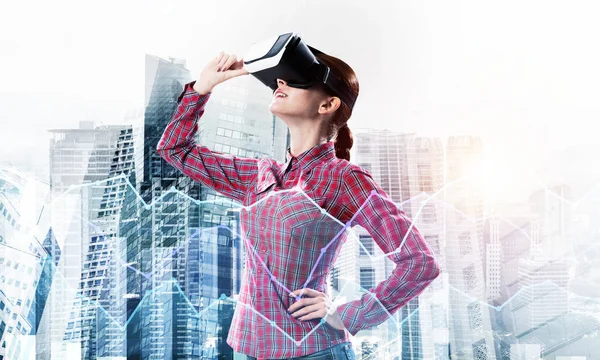 Jovem Mulher Caucasiana Capacete Realidade Virtual Contra Fundo Cityscape — Fotografia de Stock