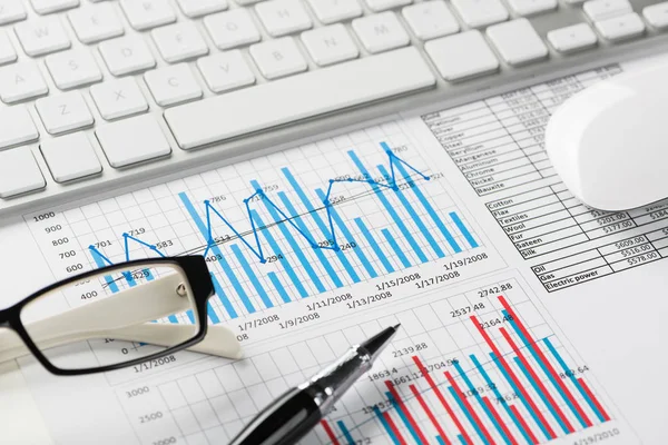 Lugar Trabajo Empresarial Con Ratón Teclado Papeles Con Gráficos Diagramas — Foto de Stock