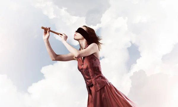 年轻漂亮的女人在红色长的母狗玩在多云的背景下玩 Fife — 图库照片