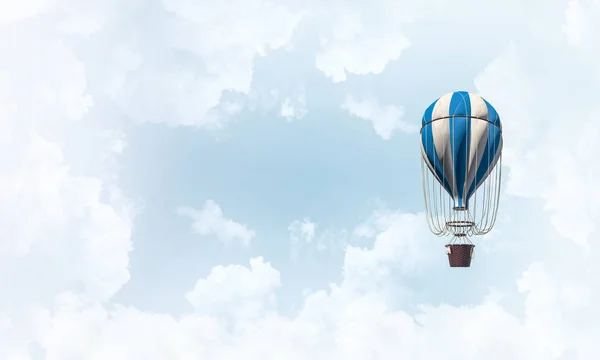 Renkli Aerostat Üzerinde Mavi Bulutlu Gökyüzü Uçan Render — Stok fotoğraf