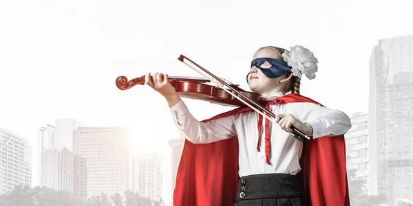 Kleines Selbstbewusstes Kind Maske Und Umhang Spielt Geige Vor Sonnenuntergang — Stockfoto