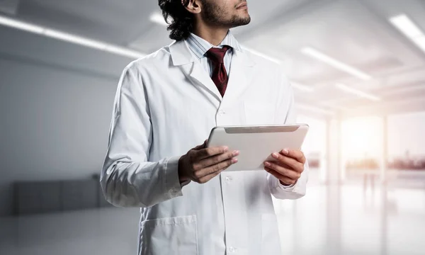 Abgeschnittenes Bild Eines Selbstbewussten Arztes Weißem Sterilen Mantel Der Weißen — Stockfoto