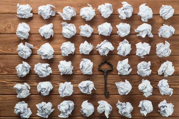 Buruşuk Kağıt ahşap masa üzerinde birçok topları arasında Vintage anahtarı