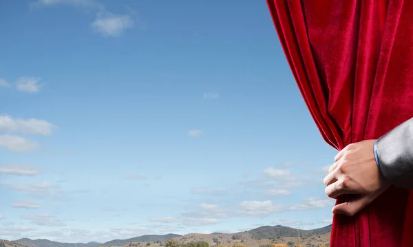 Mano Umana Apre Tenda Rossa Sfondo Paesaggio Naturale — Foto Stock