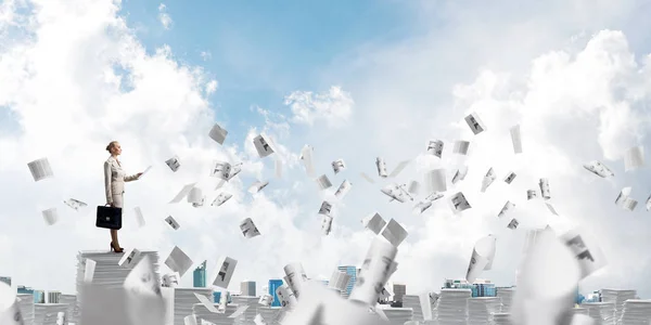 Selbstbewusste Geschäftsfrau Anzug Die Zwischen Fliegenden Papieren Mit Wolkenverhangener Wolkendecke — Stockfoto