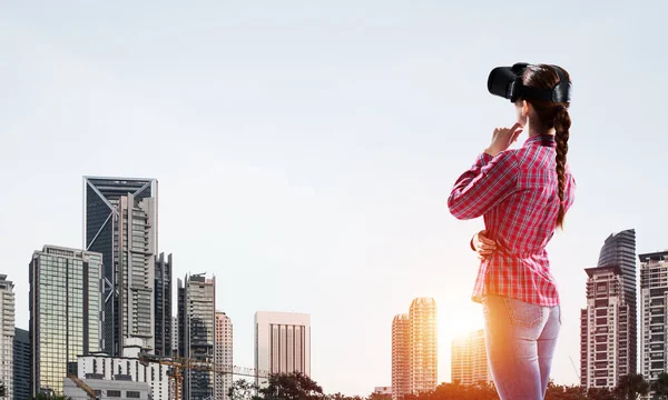 Fiatal Kaukázusi Virtuális Valóság Sisak Ellen Cityscape Háttér — Stock Fotó